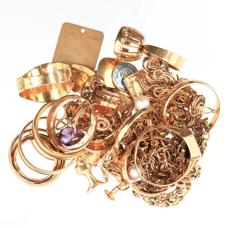 Trasigt guld med en del stenar/pärlor,18k. Vikt: 110 g