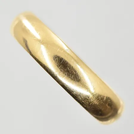 Ring stl:21 bredd 5 mm, gravyr, 18K. Vikt: 6 g