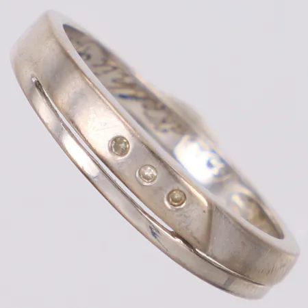 Ring med diamanter ca 0,015ct, stl:17¾, bredd 4mm, vitguld 18K Vikt: 2,9 g