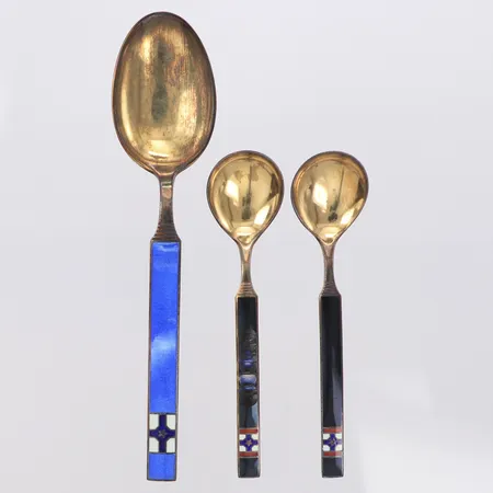 Tre skedar, längd 10-14cm, skadad emalj, förgyllda, 925/1000 silver Vikt: 42,3 g