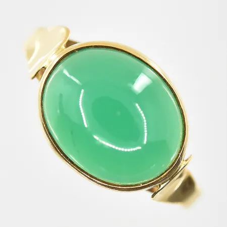 Ring med grön sten stl:16¼ bredd 2-10 mm, 18K. Vikt: 2,5 g