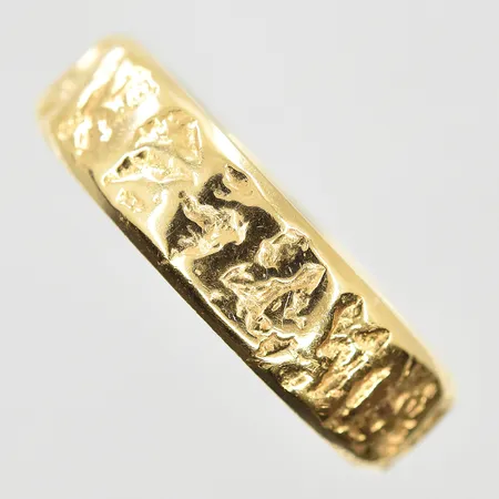 Ring stl:20¼ bredd 6 mm, 18K. Vikt: 6,8 g