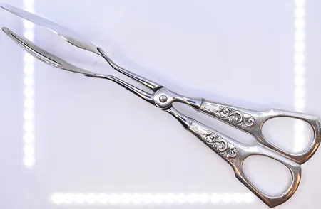 Tång med ståltänger längd 22 cm, silver 830/1000. Vikt: 127,5 g