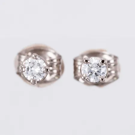 Ett par örhängen med diamanter 2xca 0,15ct längd: ca 1,5cm vitguld 18K  Vikt: 1,2 g