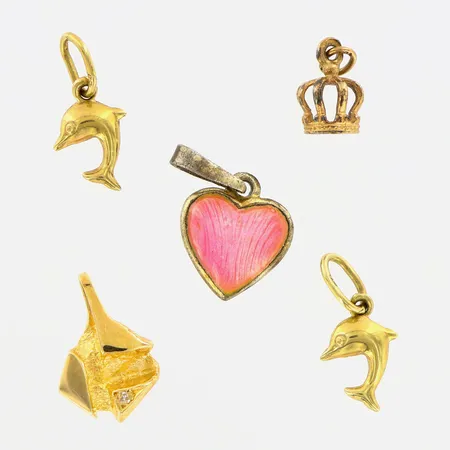 Fyra guld hängen 18K, Ett silver hänge 925/1000 Vikt: 3,6 g