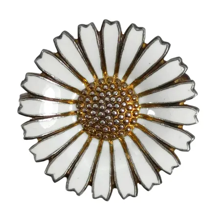 Brosch "Daisy" O.C Kragh Danmark, förgyllt silver (sterling), vit emalj, Ø26 mm, felfri emalj, fint skick Vikt: 6,2 g