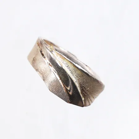 Ring Matti J Hyvärinen, Finland,storlek ca 15 mm,bredd 5.9-10.2 mm,silver 925/1000. Vikt: 5,5 g