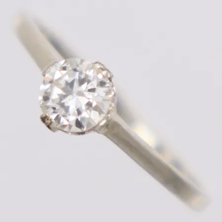Ring med diamant ca 0,45ct enligt gravyr, ca TCr(I)/Si, slipad kulett, stl:17, bredd 5,7mm, vitguld, skadade, slitna klor, 18K  Vikt: 1,8 g
