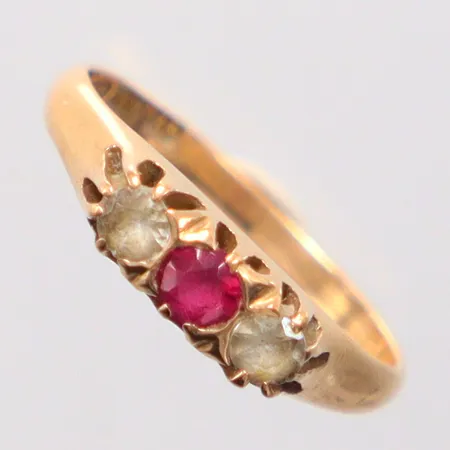 Ring stl15¾, vita stenar, röd sten, 18K Vikt: 2,1 g