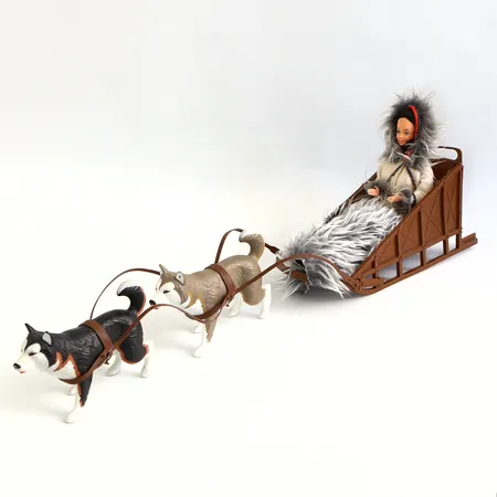 Barbie Snow Princess #5359 med släde och 2 hundar, endast sålts exklusivt för Sverige, Finland, Norge och Danmark från 1982, liten lagning på släden