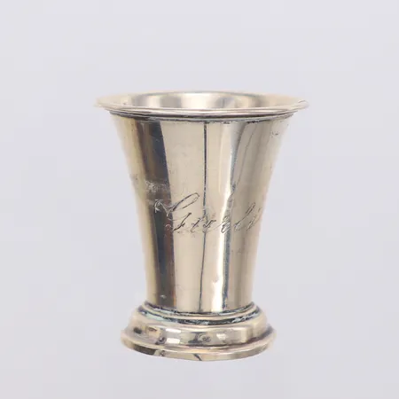 Pokal höjd 4,5cm, bucklor, gravyr, 830/1000 silver Vikt: 12,2 g