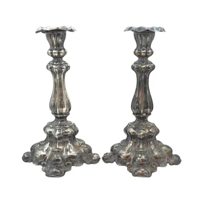 Ljusstakar ett par silver hög/kraftig modell, barockstil, lösa ljusmanschetter, höjd 27 cm, tillverkare C.G.H Stockholm 1943, en ljusstake med fyllning, bruksmärken, en något sned, bruttovikt 1155 gram Vikt: 1155 g