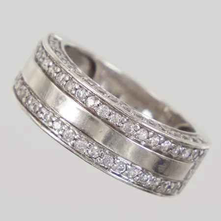 Ring med vita stenar stl:18, bredd 8-5mm, 925/1000 silver  Vikt: 5,5 g