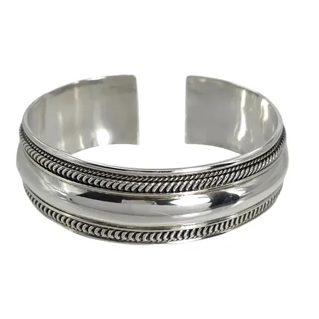 Armring silver 925/1000, inre mått ca. 16-16,5 cm, bredd 18,5 mm Vikt: 27,8 g