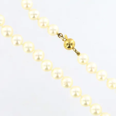 Pärlcollier med lås i 18K, odlade pärlor, ca 45,5cm, Ø7mm, skevt Vikt: 0 g