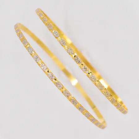 2 Armringar Ø 62mm bredd 2,5mm, tvåfärgade mönstrade 18K Vikt: 8,9 g