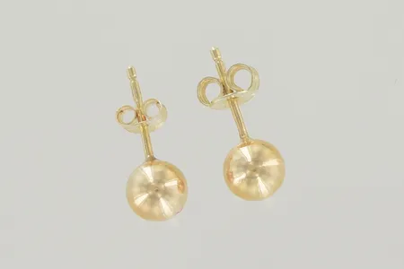 Ett par örhängen bredd 6 mm 18K Vikt: 0,9 g