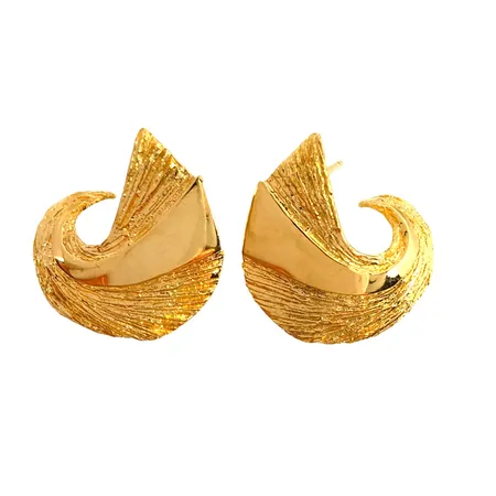 Örhängen,18K guld, borstad yta med blank detalj, längd 18 mm, bredd 16 mm, ploppar saknas, fint skick Vikt: 3,2 g