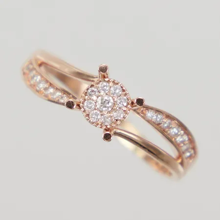 Ring med diamanter 23x ca 0,01ct, stl 18½, bredd 2,2-6mm, 18K Vikt: 3,7 g