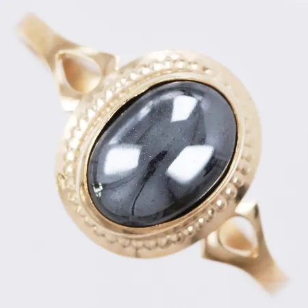 Ring med hematit stl: ca 16½ BFAB bredd: ca 1-10mm 18K Vikt: 1,1 g