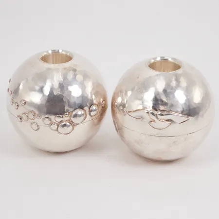 Ett par ljushållare Carl Göran Hemlin höjd 7cm Ø8cm, hamrad dekor, enstaka buckla, år 1990, 925/1000 silver, Vikt: 315,4 g