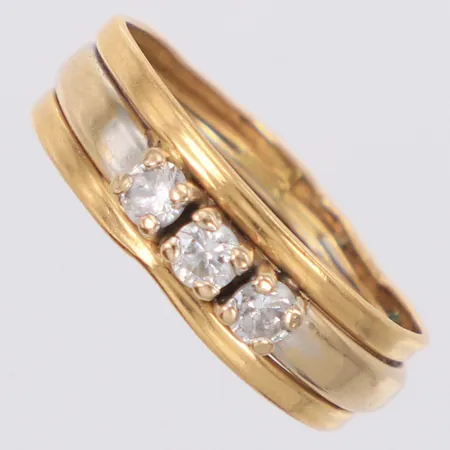 Ring med vita stenar, stl 17½, bredd 5mm, skev, 18K Vikt: 1,5 g