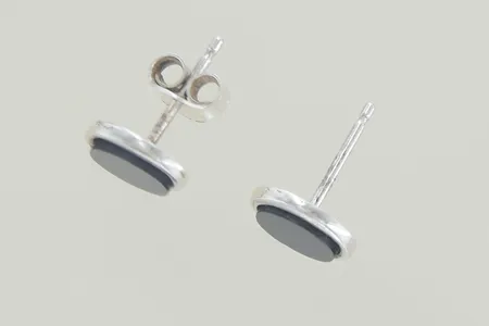 Ett par örhängen med sten höjd 9 mm, plopp saknas silver 925/1000 Vikt: 1 g