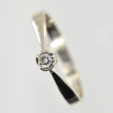 Ring med diamant 0,08ct stl:18¼, vitguld, 18K. Vikt: 3 g