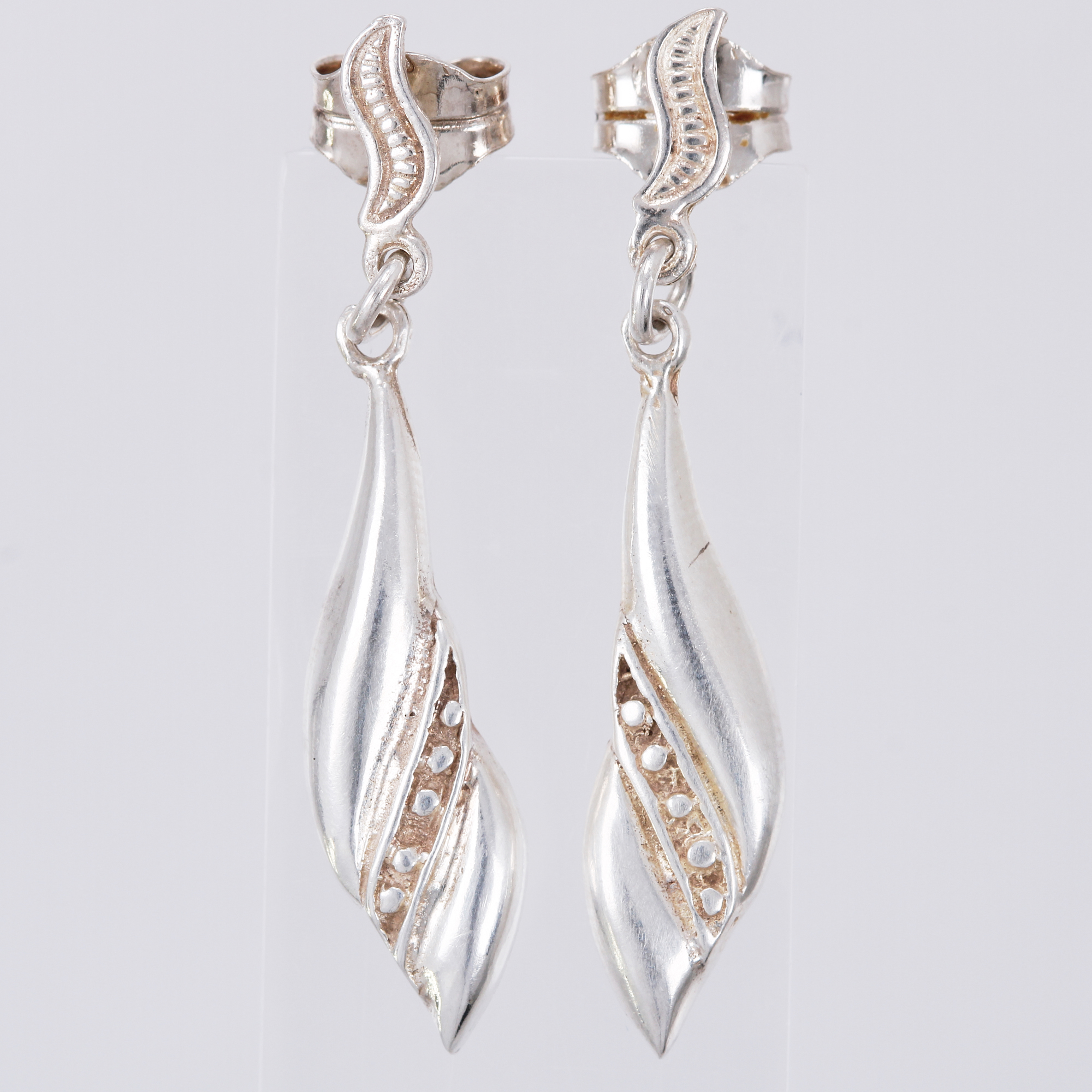 Ett par örhängen längd: ca 3,5cm, bredd: ca 7mm, 830/1000 silver Vikt: 2,6 g