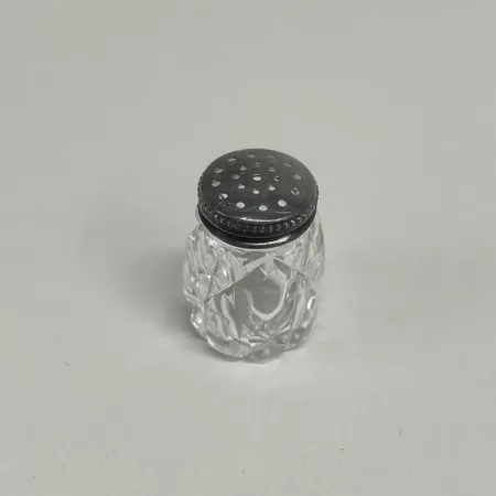 Saltkar, slipat glas höjd 39mm, lätta fotnagg, lock importstämplat 830/1000 silver Vikt: 1,1 g