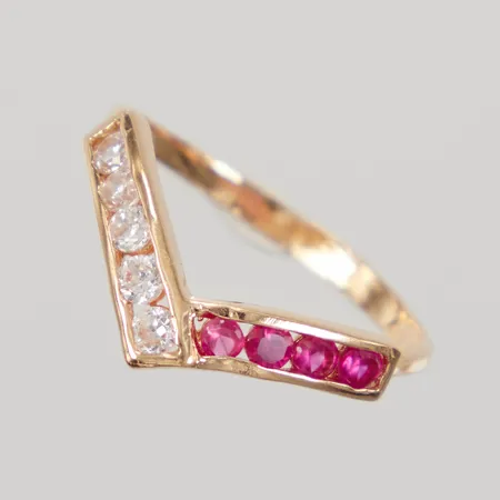 Ring med röda och vita stenar stl:17½ bredd 0,8-4,7mm, 21K,  Vikt: 1,9 g