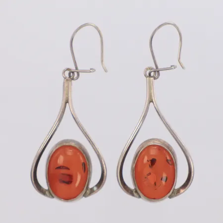 Örhängen med bärnsten, längd 56,2mm, bredd 24,0mm, silver 830/1000 Vikt: 10,1 g