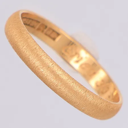 Ring stl:20¼, borstad yta, gravyr, 18K Vikt: 3,2 g