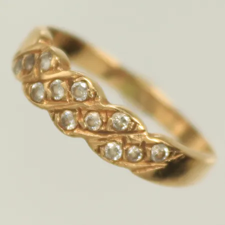 Ring med vita stenar stl 19 bredd 3-6mm (defekta stenar, skev skena) 18K, 3g 