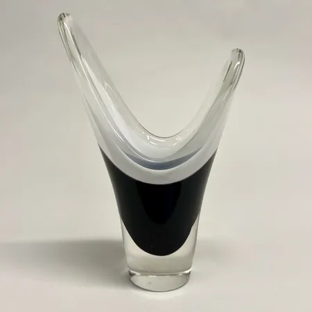 Vas signerad Paul Kedelv, Flygsfors 1955, höjd 20cm, mörklila/vitt underfång, glas Skickas med paket.