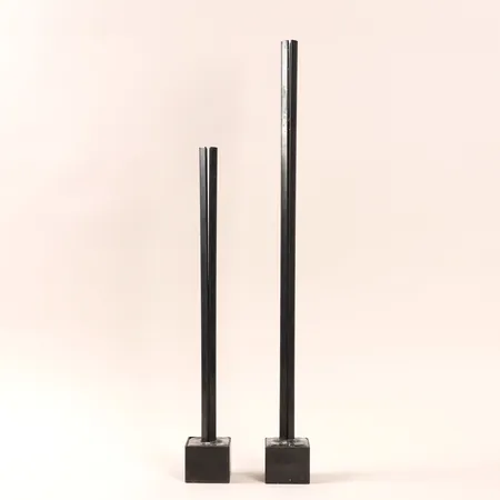 Ett par ljusstakar Pukeberg, glas/järn, 59cm och 45cm, bruksslitage.