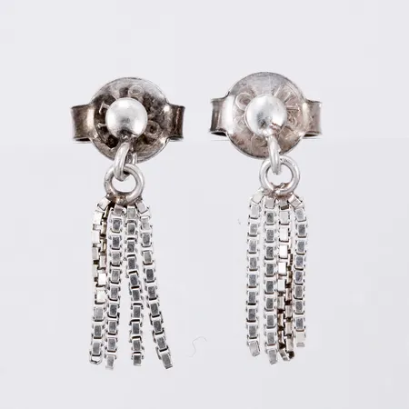 Ett par örhängen längd: ca 1,5cm bredd: ca ca 5mm silver 830/1000 Vikt: 0,8 g