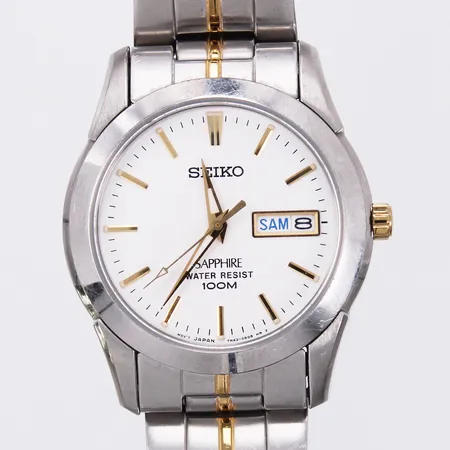 Herrur Seiko Sapphire quartz stål dag datum referensnummer: 33Xp-Z.I serienummer: 801097 stål/doublé länk batteribyte krävs inga tillbehör 