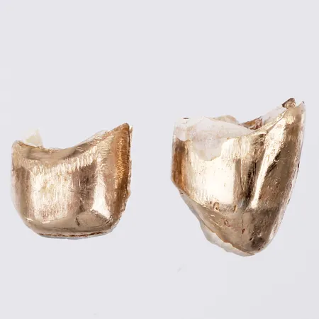 Två tandguld 18K  Vikt: 2,4 g