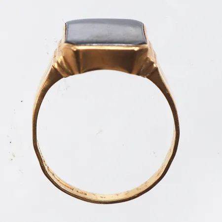 Klackring med sten (Hematit),K&EC Göteborg 1957,storlek 19 mm,bredd 2.7-14.6 mm,någon ojämnhet,18k. Vikt: 5,5 g