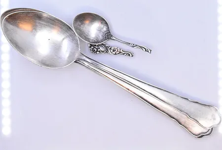 4 skedar modell Chippendale och okänd längd 18 cm, en defekt silver 830/1000. Vikt: 121,9 g