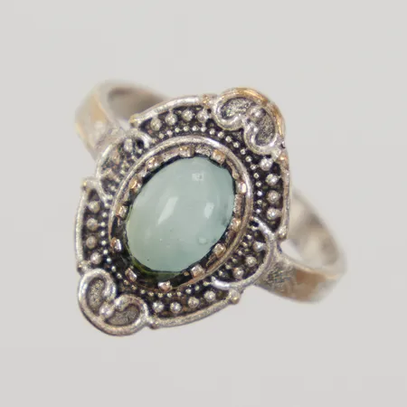 Ring med turkos sten stl:15¾, bredd 16mm, sten sned i fattning, silver 925/1000 Vikt: 2,2 g