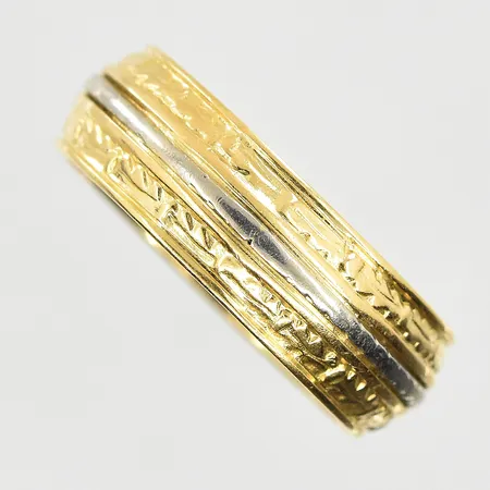 Ring stl:18¾, bredd 7 mm, gravyr, mittdel i okänd metall, 18K. Vikt: 8 g