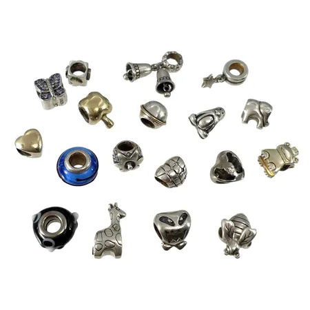 Berlocker/Charms silver 18 stycken, till armband & halsband, varierande mått, enstaka med stenar, glas, samtliga stenar i behåll, merparten saknar stämplar  Vikt: 50,5 g