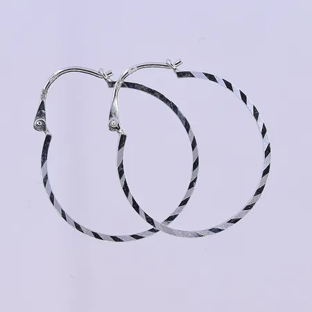 Örhängen Ø18 mm, bredd 1 mm vitguld 18K. Vikt: 1,8 g