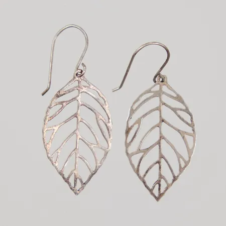 Örhängen löv genombruten dekor 36mm, bredd 15mm, 925/1000 Silver  Vikt: 1,4 g