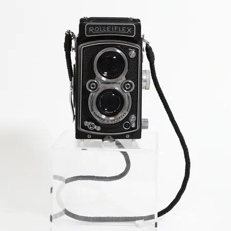 Kamera Rolleiflex Synchro Compur tillverkad 1951-1954 snr: 1059807 optik: Tessar 1:3,5 F=75mm med tillhörande objektiv, ljusfilter, ljusmätare, ställning samt läderväska, ej funktionstestad Skickas med postpaket.