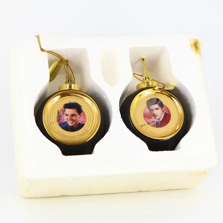 2 porslinskulor Elvis motiv, Heirloom Porcelain i frigolitlåda Skickas med paket.