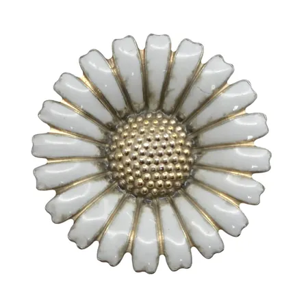 Brosch "Daisy" Volmer Bahner (1912-1995) Danmark, förgyllt silver (sterling), vit emalj, Ø36 mm, slitage/mindre defekter förekommer, emalj något missfärgad Vikt: 12,4 g