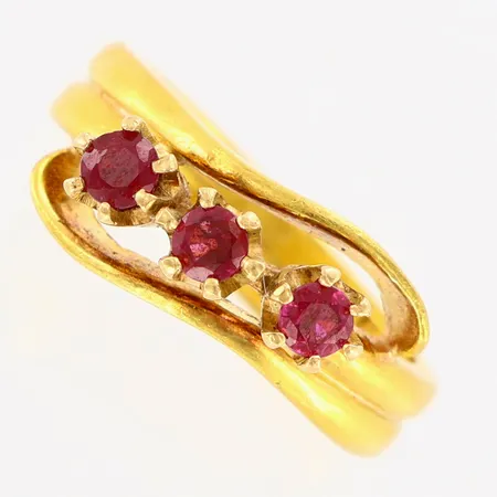 Ring med röda stenar, stl:15¾, bredd framtill ca 7mm, 23K Vikt: 8,3 g